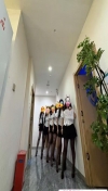 清涩8位小姐姐在店